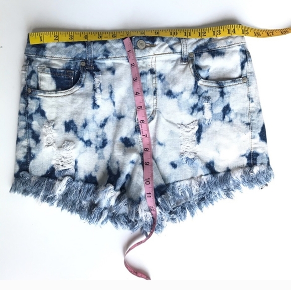 Altar'd State bleached washed fringed shorts size 31 distressed raw hem - Picture 4 of 6